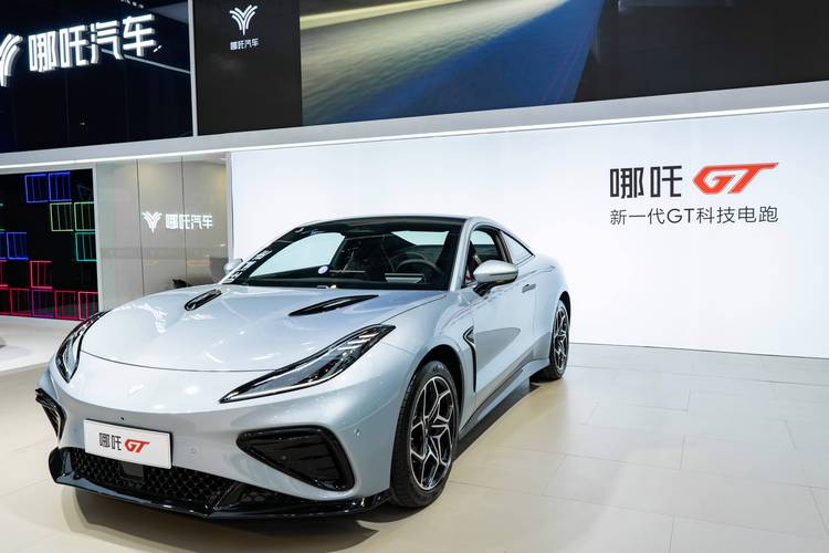 东莞70哪吒汽车在智能汽车领域的表现，领途汽车在新能源汽车市场中的影响力